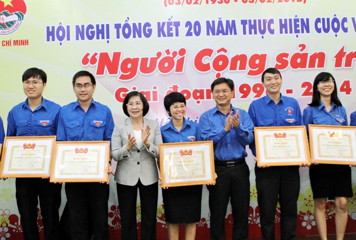 Khen thưởng trong hội nghị Người Cộng sản trẻ