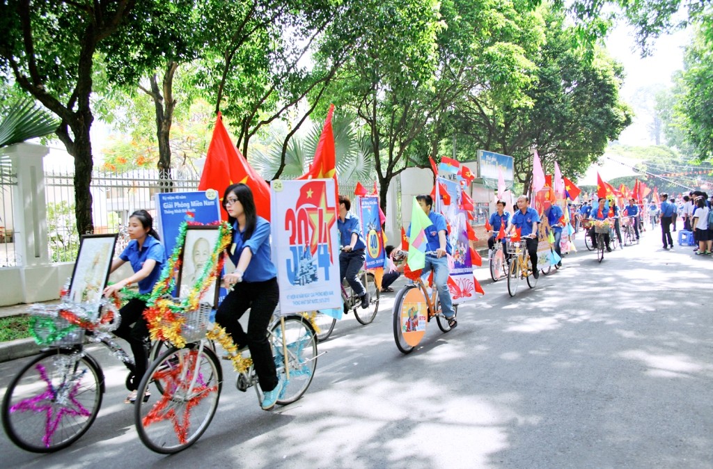 Đoàn viên, thanh niên Quận Đoàn 5 đạp xe diễu hành