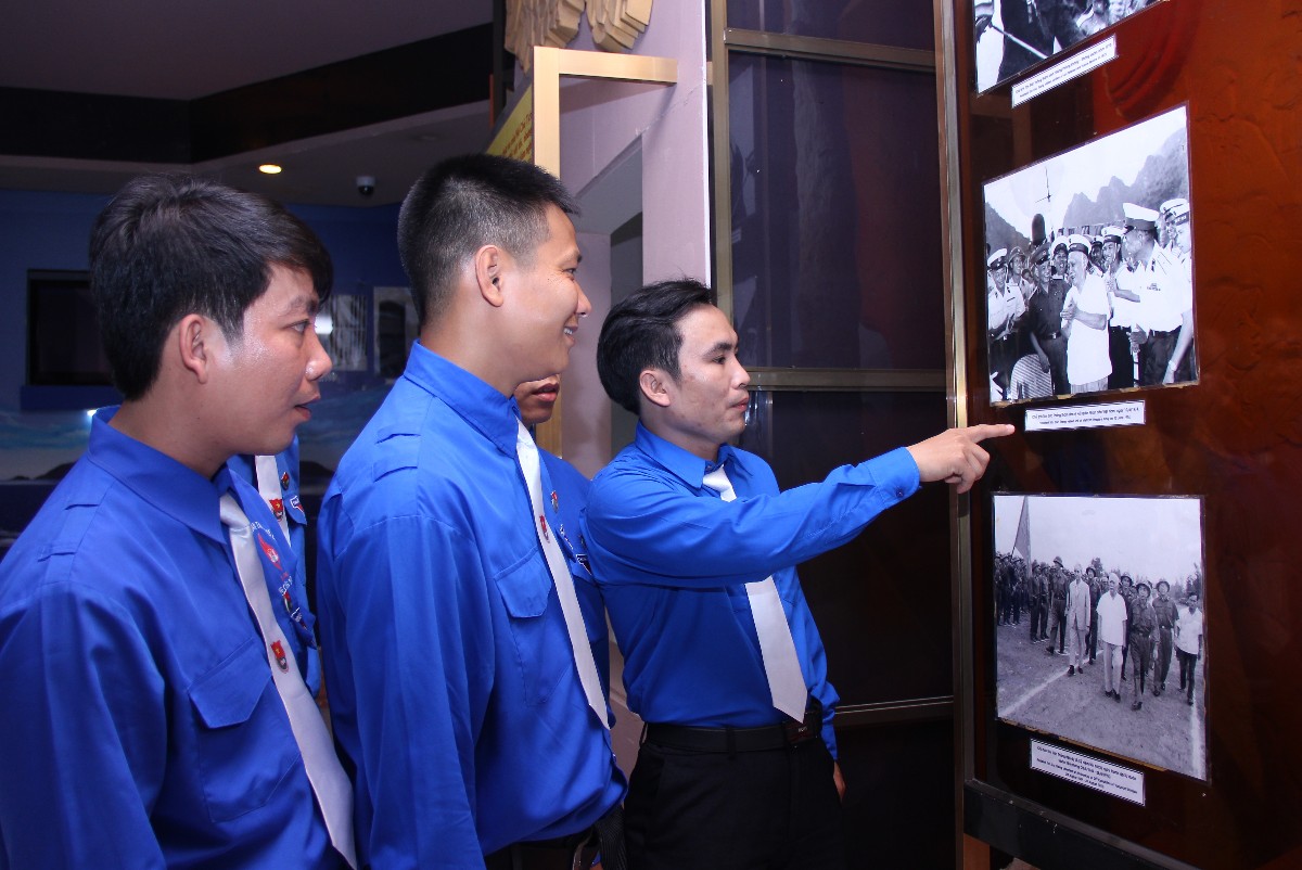 Đại biểu tham quan bảo tàng Hồ Chí Minh