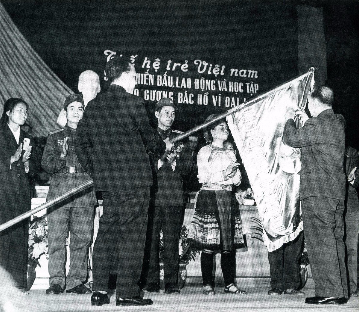 Gắn Huân chương Hồ Chí Minh trên cờ truyền thống