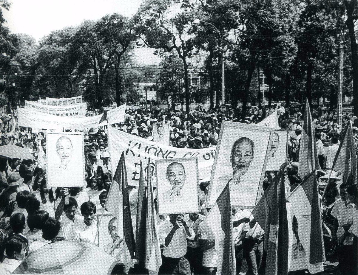 Mít tinh mừng miền Nam giải phóng tại Sài Gòn