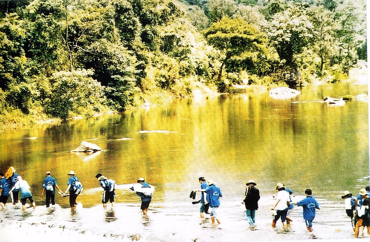 Đội thanh niên tình nguyện về giúp dân làng