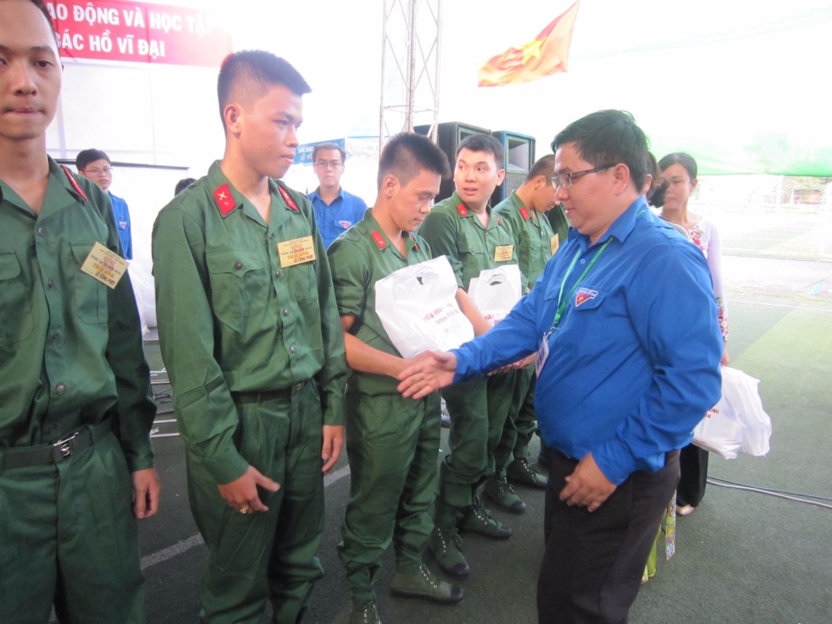 Đồng chí Nguyễn Hữu Phúc, Quận ủy viên - Bí thư Quận Đoàn tặng quà cho thanh niên trúng tuyển nghĩa vụ quân sự năm 2016