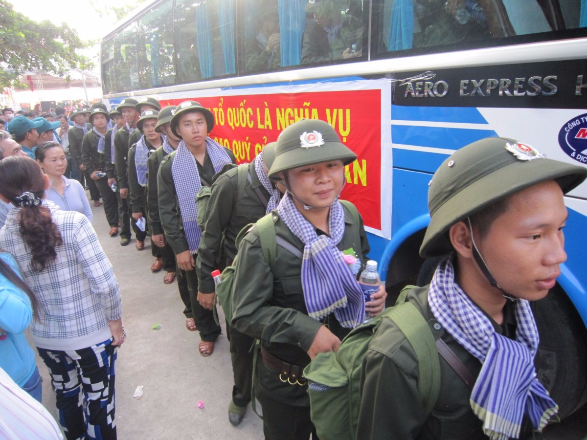 Thanh niên Bình Tân hăng hái lên đường thực hiện nghĩa vụ quân sự