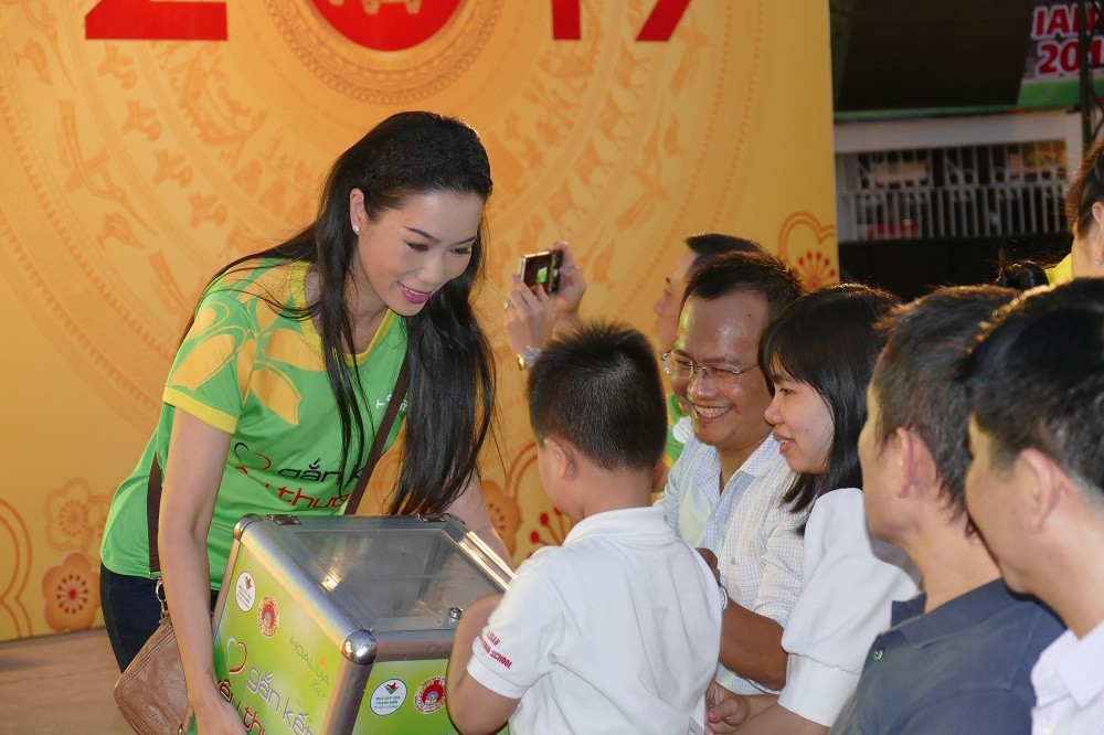 Các nghệ sĩ và người dân theo dõi chương trình đã quyên góp tại chỗ số tiền 9 triệu đồng làm quà tết cho các em thiếu nhi có hoàn cảnh khó khăn, cơ nhỡ