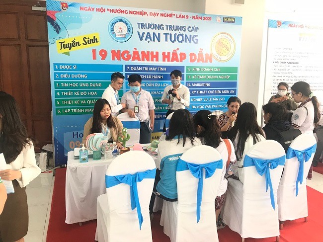 Các bạn học sinh tìm hiểu ngành nghề tại Trung cấp Vạn Tường