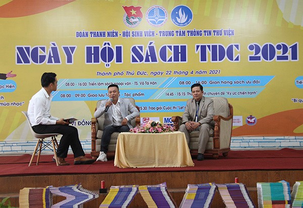 Hai tác giả giao lưu cùng học sinh, sinh viên TDC