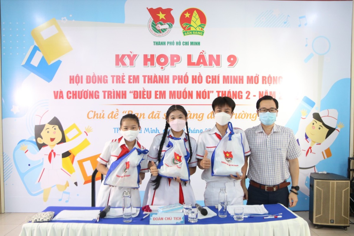 Đại biểu khách mời tặng quà cho các em học sinh tham gia kỳ họp