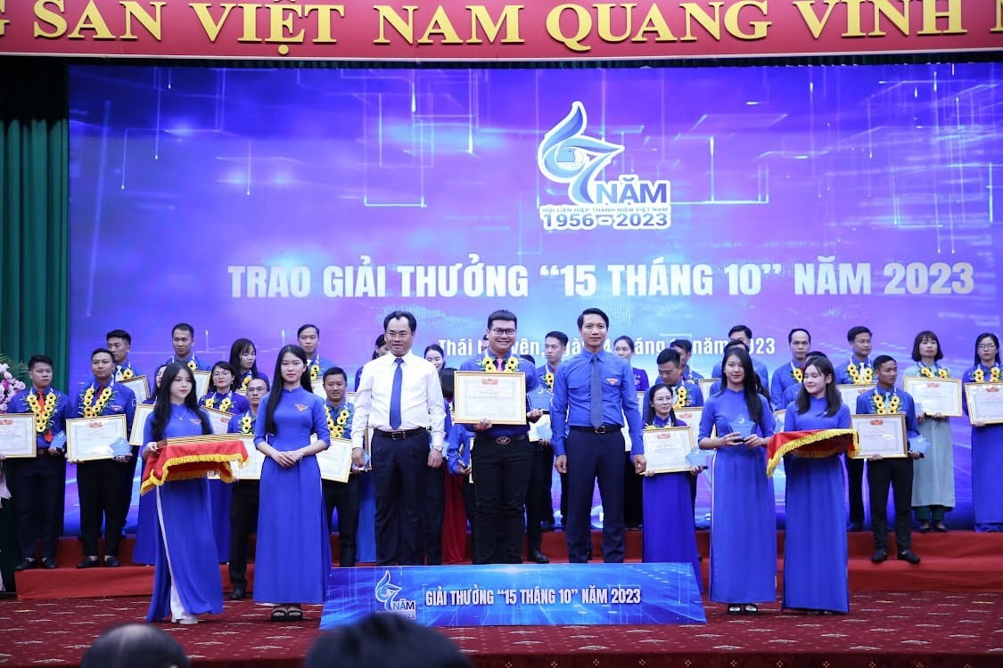 Anh Trương Huy Mân được tặng giải thưởng 15 tháng 10 của Trung ương Hội Liên hiệp Thanh niên Việt Nam