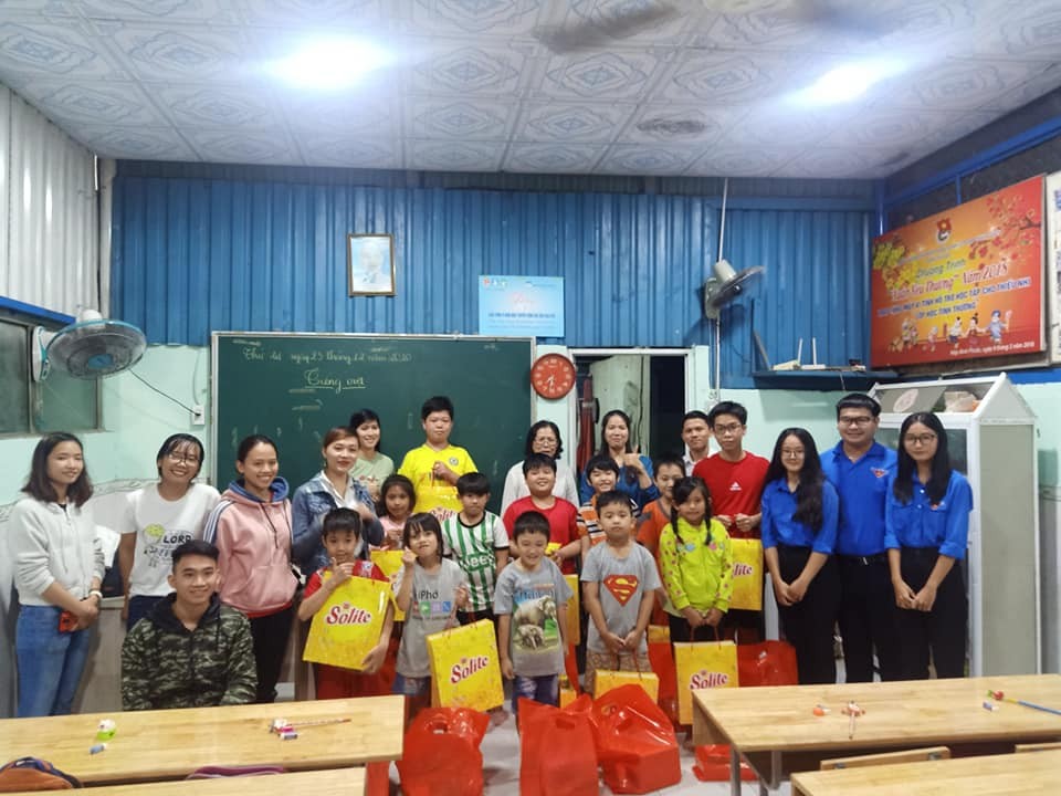 Anh Trương Huy Mân cùng câu lạc bộ Hoa Hướng Dương đến tặng quà cho các bạn nhỏ có hoàn cảnh đặc biệt trên địa bàn phường. Ảnh: NVCC