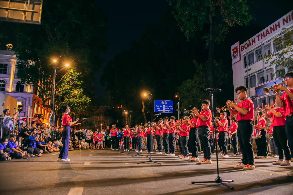 Đội nghi lễ Nhà thiếu nhi Thành phố tham gia biểu diên trống kèn