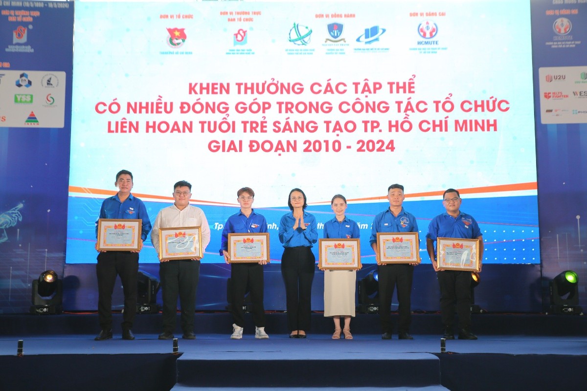 Ban Thường vụ Thành Đoàn đã trao tặng Bằng khen Thành Đoàn để ghi nhận sự cố gắng trong phong trào sáng tạo trẻ cho 6 tập thể có thành tích xuất sắc