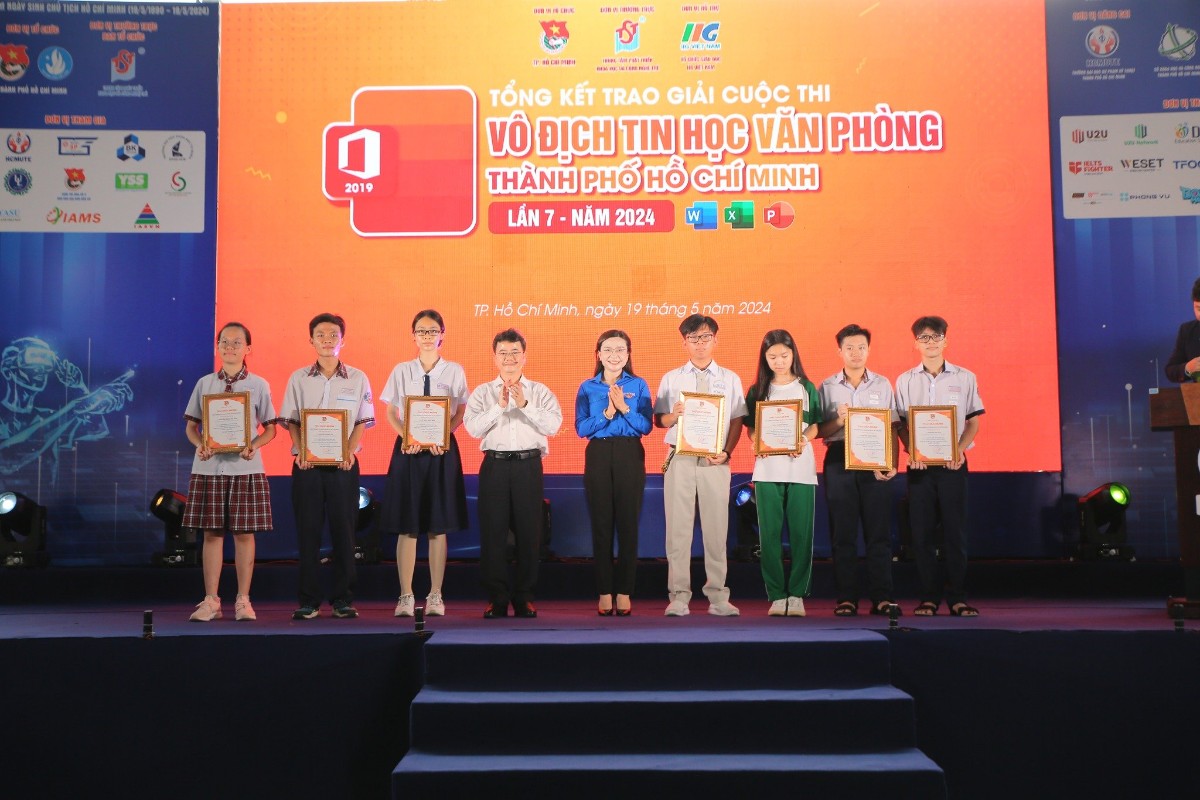 Ban tổ chức chương trình cũng đã tuyên dương, khen thưởng các thí sinh xuất sắc đạt giải tại Cuộc thi Vô địch Tin học văn phòng Thành phố Hồ Chí Minh 