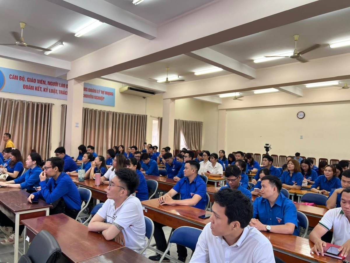  Bí thư, Phó Bí thư các cơ sở Đoàn chăm chú lắng nghe tại buổi tập huấn