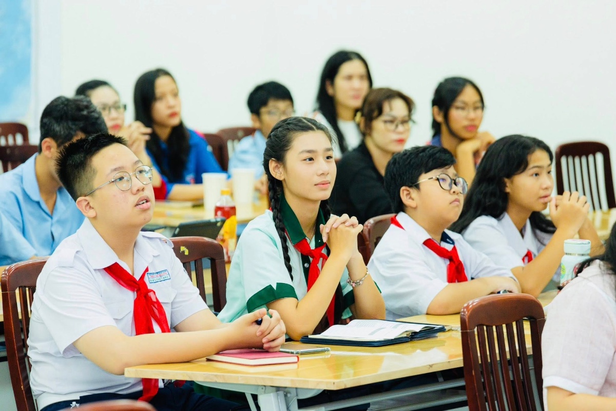 Các đại biểu có thành tích tốt tham dự buổi họp