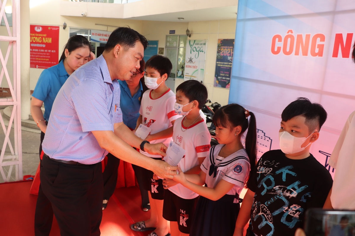 Trao các phần quà đến con em công đoàn, lao động bị bệnh hiểm nghèo trên địa bàn quận